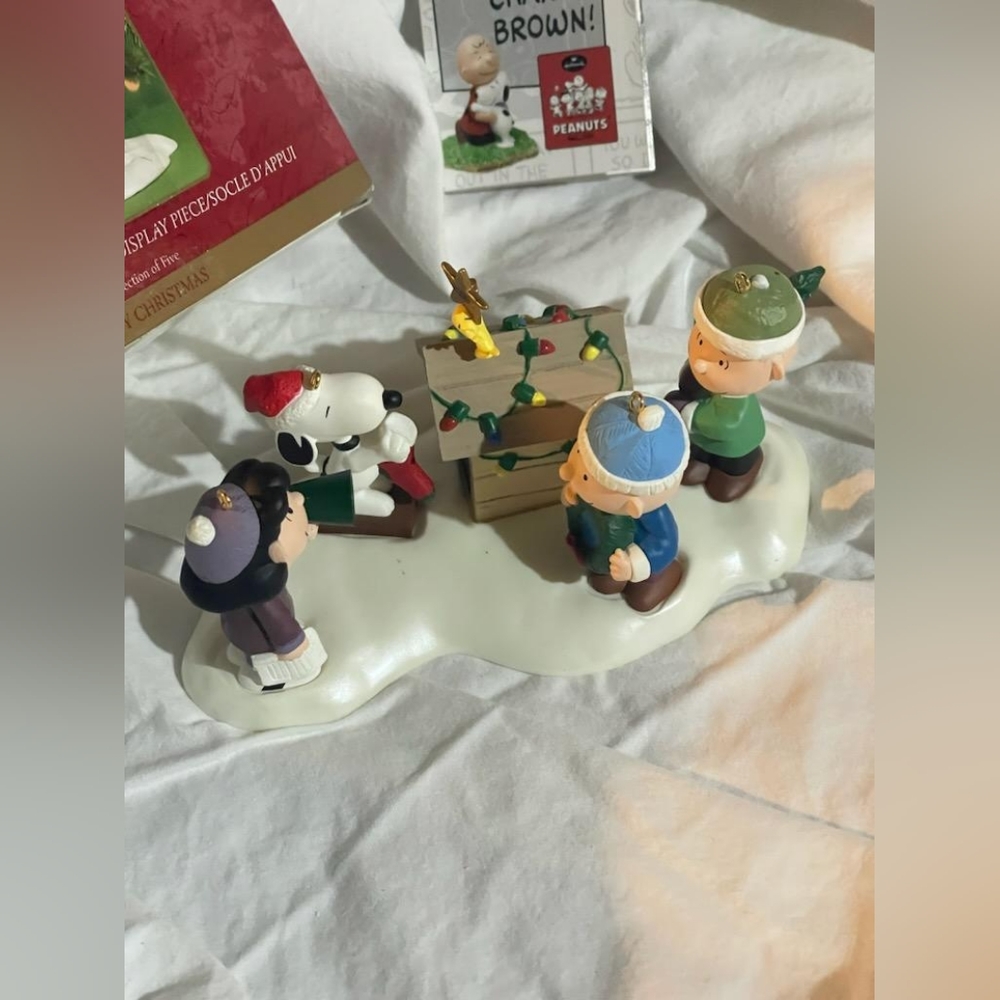 Hallmark Keepsake Ornament-Woodstock On Doghouse Snoopy Peanuts